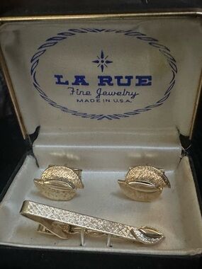 La Rue Vintage Gold Tone Men's Cufflinks and Tie Bar Set